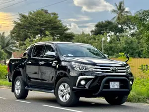 Photo - Toyota Hilux 2019 Black