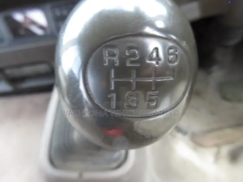 Mitsubishi Fuso Rosa 2002 White