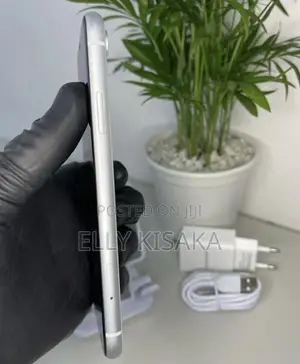 Apple iPhone XR 64 GB White