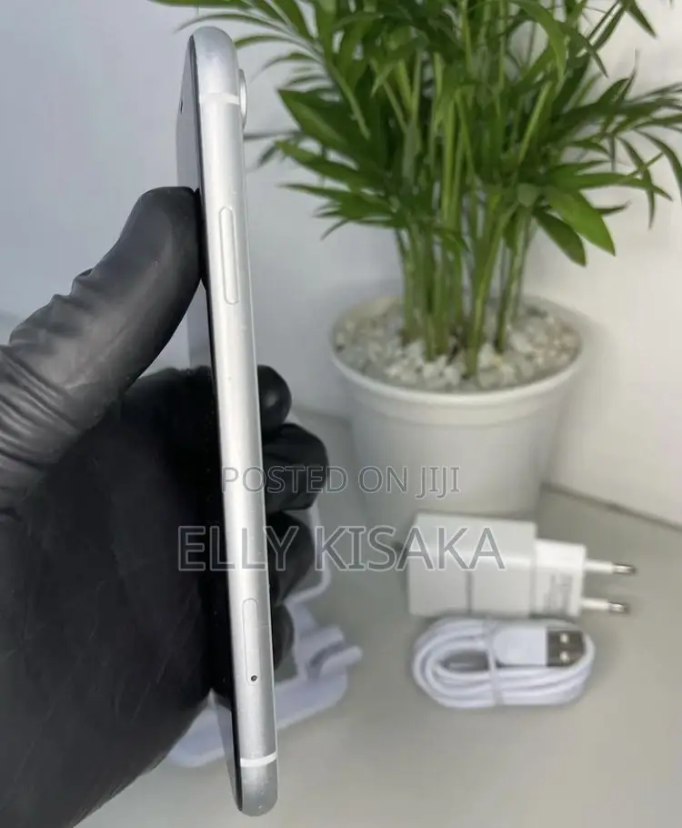 Apple iPhone XR 64 GB White