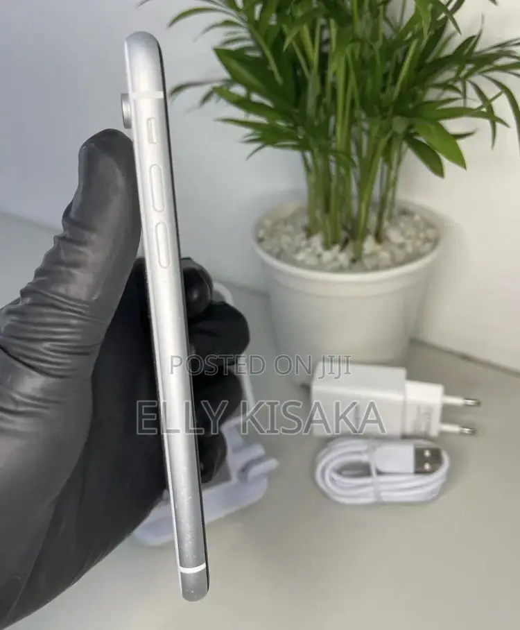 Apple iPhone XR 64 GB White