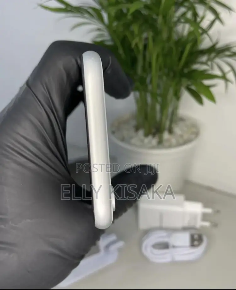 Apple iPhone XR 64 GB White