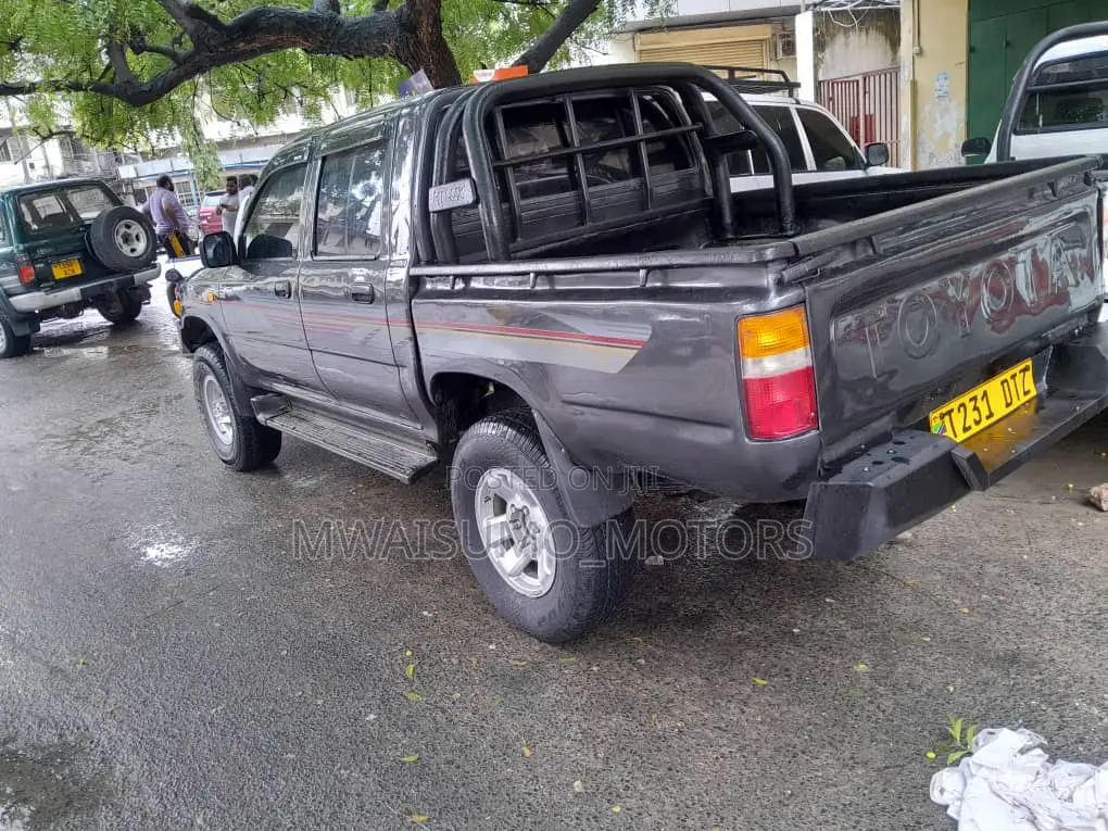 Toyota Hilux 2001 Gray