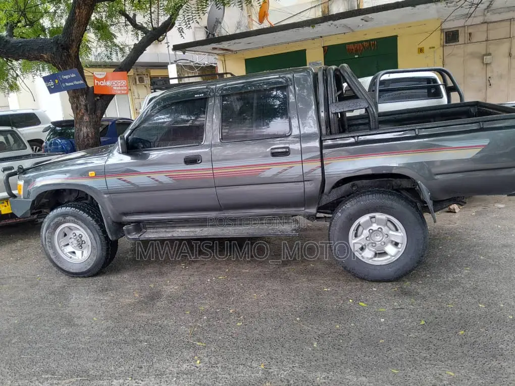 Toyota Hilux 2001 Gray