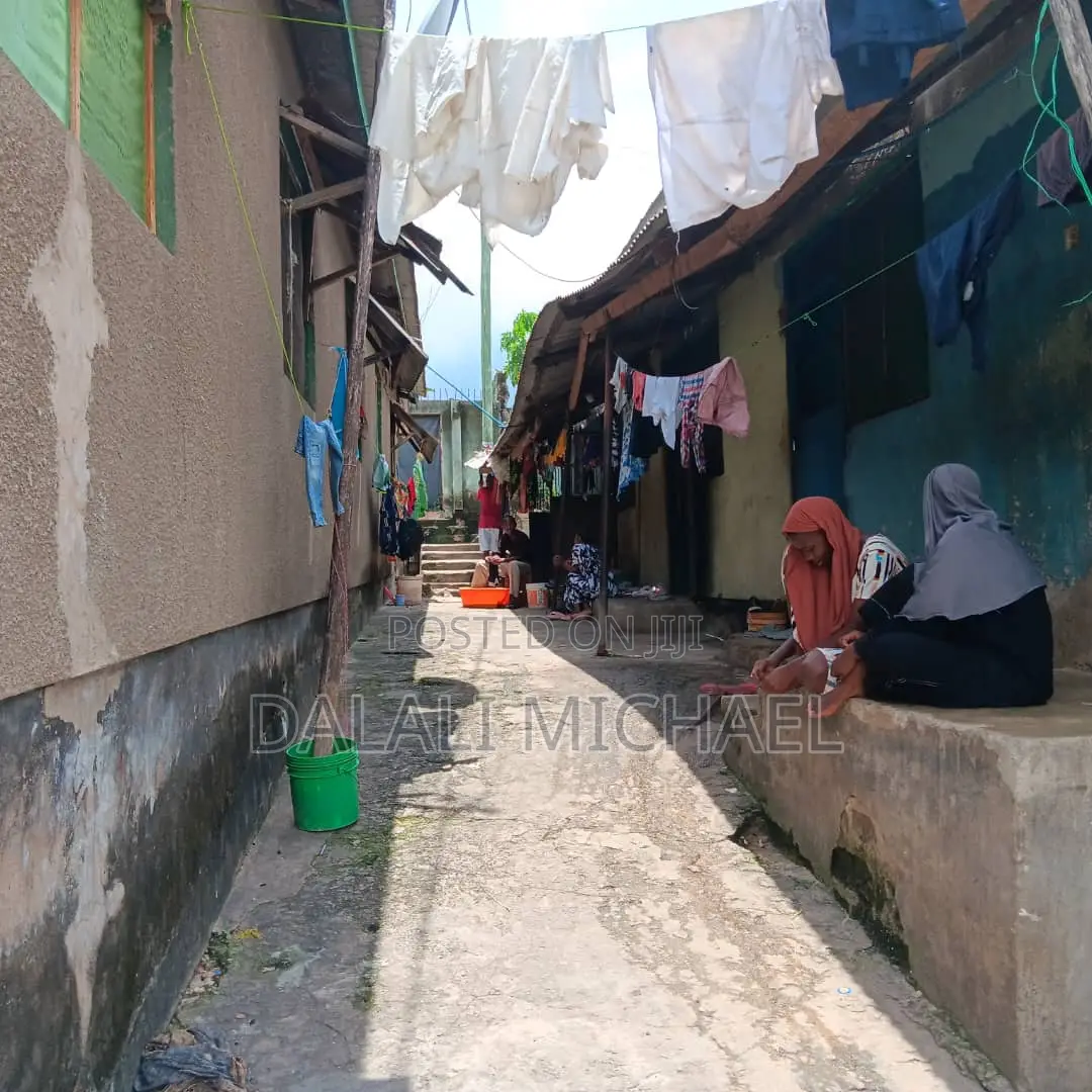 13bdrm House in Yombo for sale