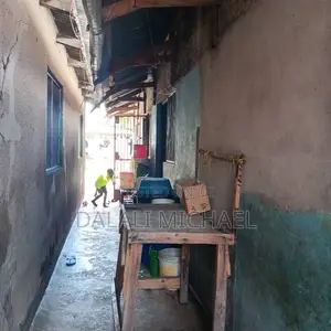 13bdrm House in Yombo for sale