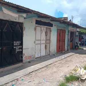 13bdrm House in Yombo for sale