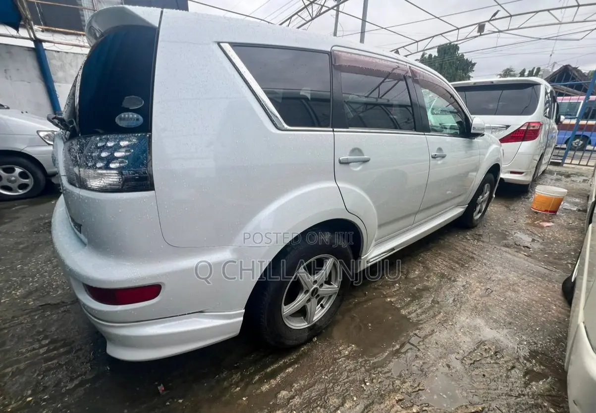 Mitsubishi Outlander 2011 White