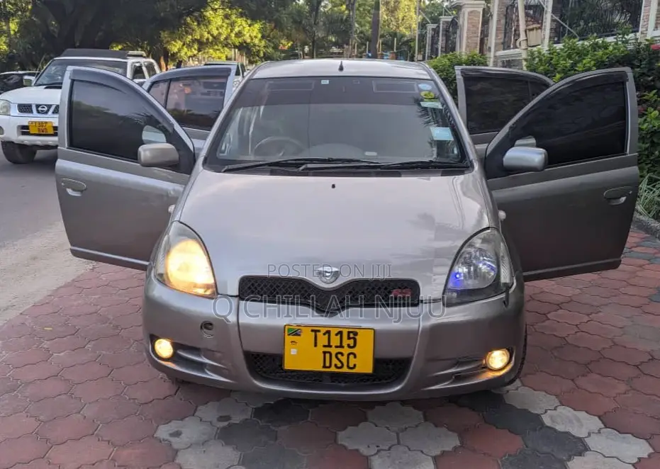 Toyota Vitz 2002 Silver