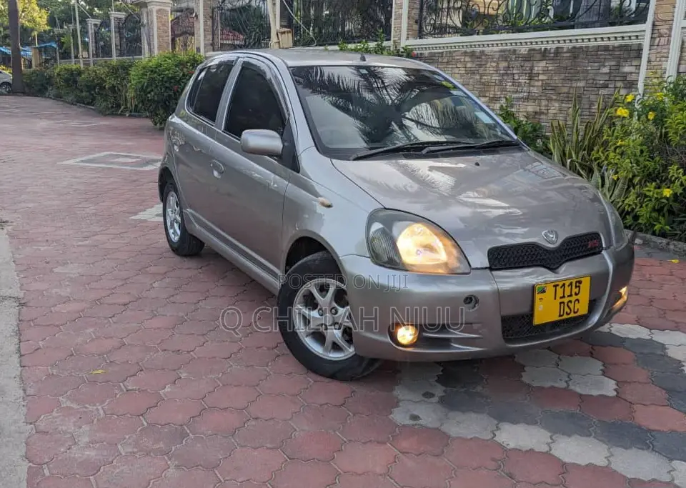 Toyota Vitz 2002 Silver