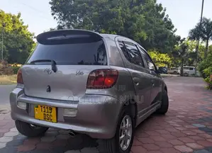 Toyota Vitz 2002 Silver