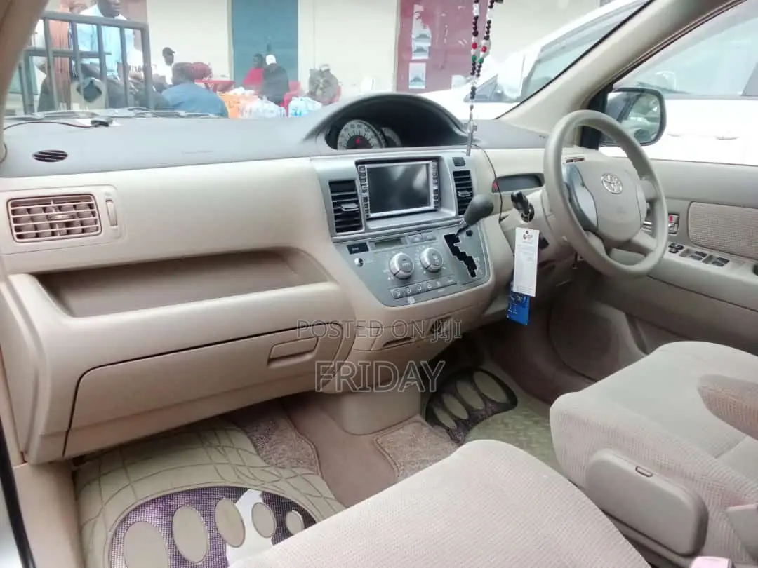 Toyota Raum 2006 Silver
