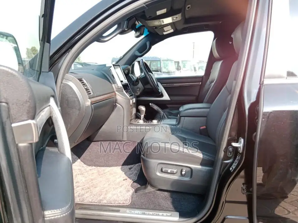 Toyota Land Cruiser 4.6 V8 ZX 2018 Black