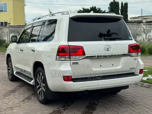 Toyota Land Cruiser 4.6 V8 ZX 2017 White