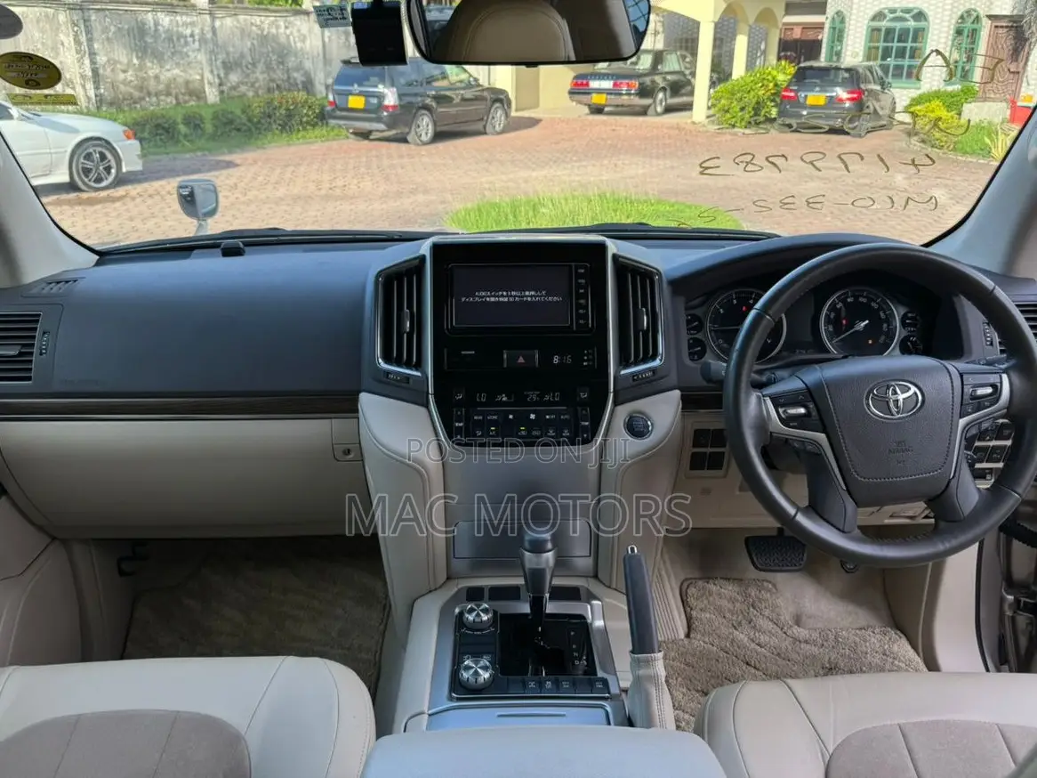 Toyota Land Cruiser 4.6 V8 ZX 2018 Gold