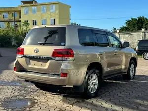 Toyota Land Cruiser 4.6 V8 ZX 2018 Gold