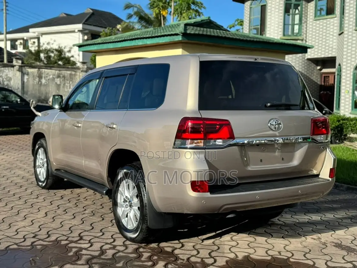 Toyota Land Cruiser 4.6 V8 ZX 2018 Gold
