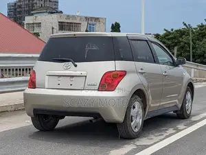 Toyota IST 2004 Gold