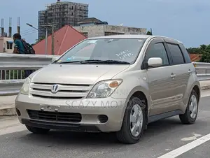Toyota IST 2004 Gold