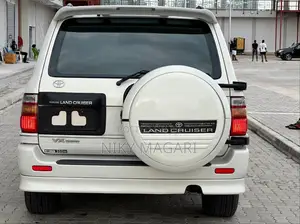 Toyota Land Cruiser 2000 White