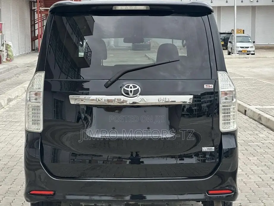 Toyota Noah 2010 Black