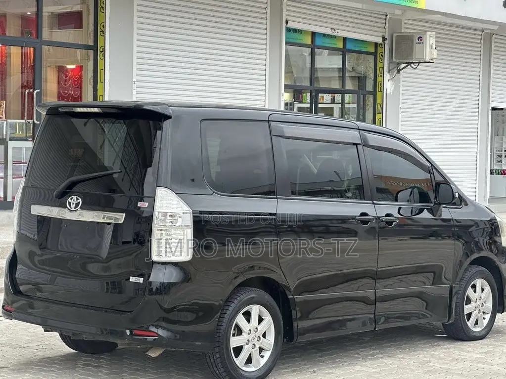 Toyota Noah 2010 Black