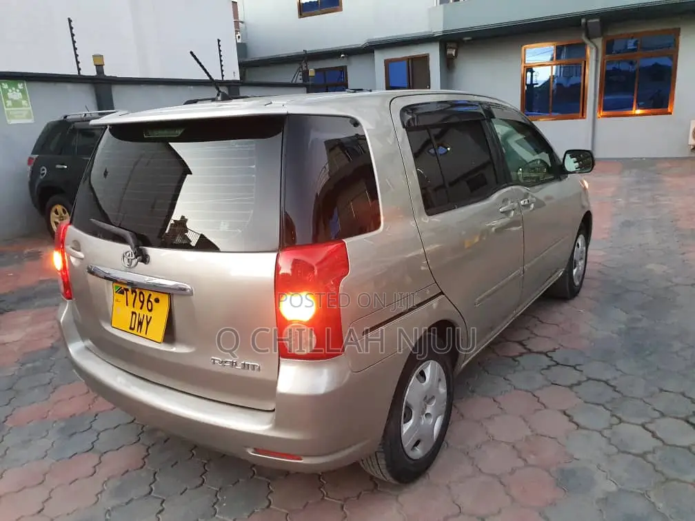 Toyota Raum 2004 Silver