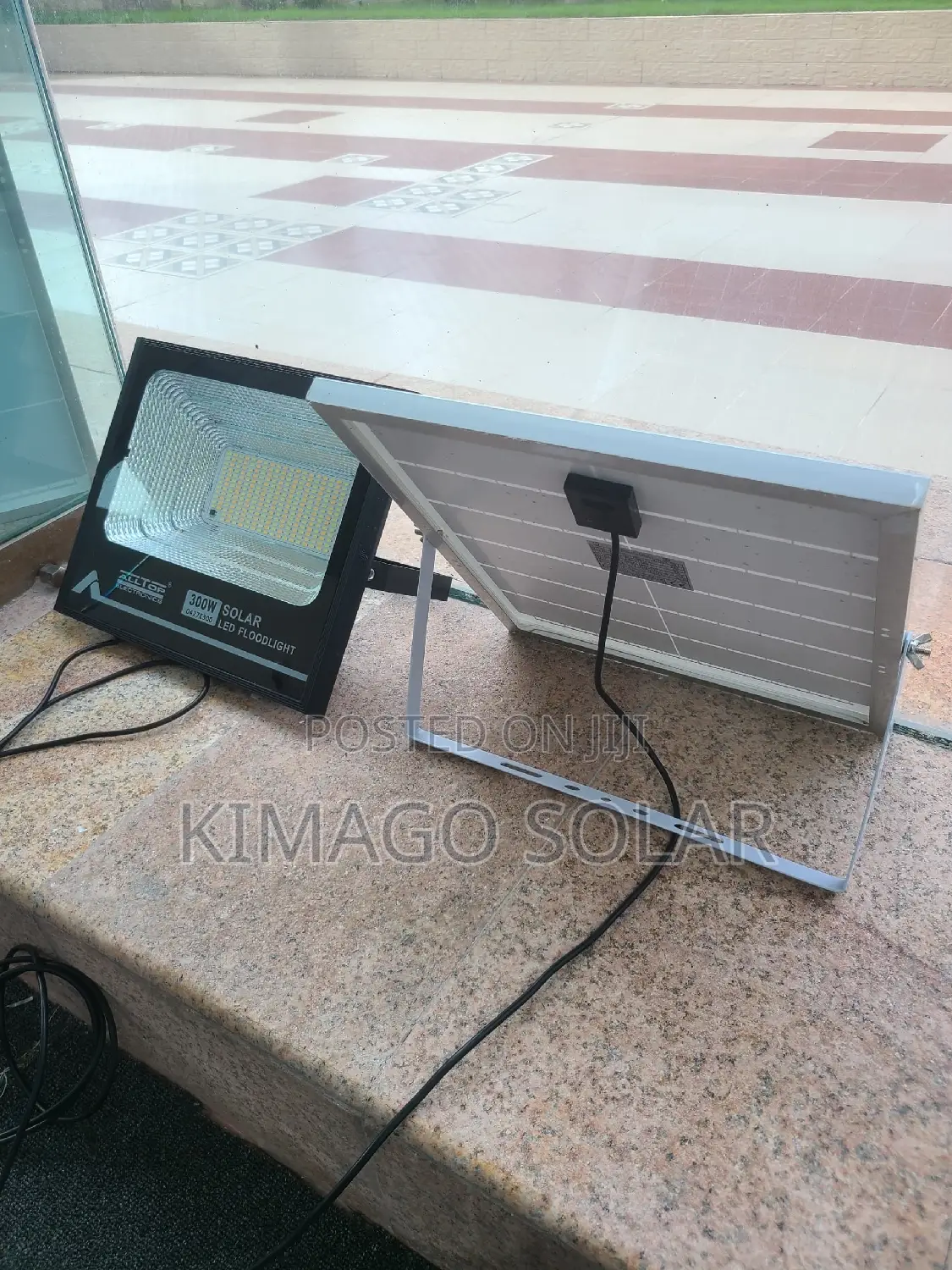 300W Solar Floodlight Ina Mwanga Sana