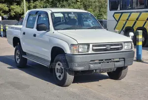 Photo - Toyota Hilux 2002 White