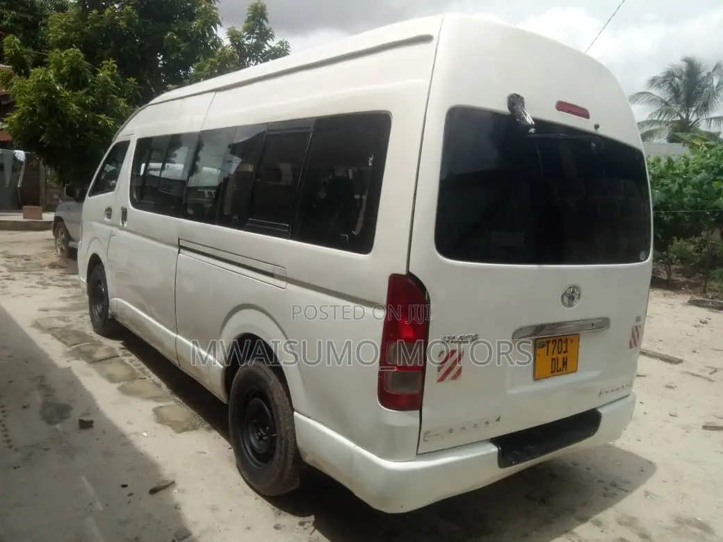Toyota HiAce 2006 White