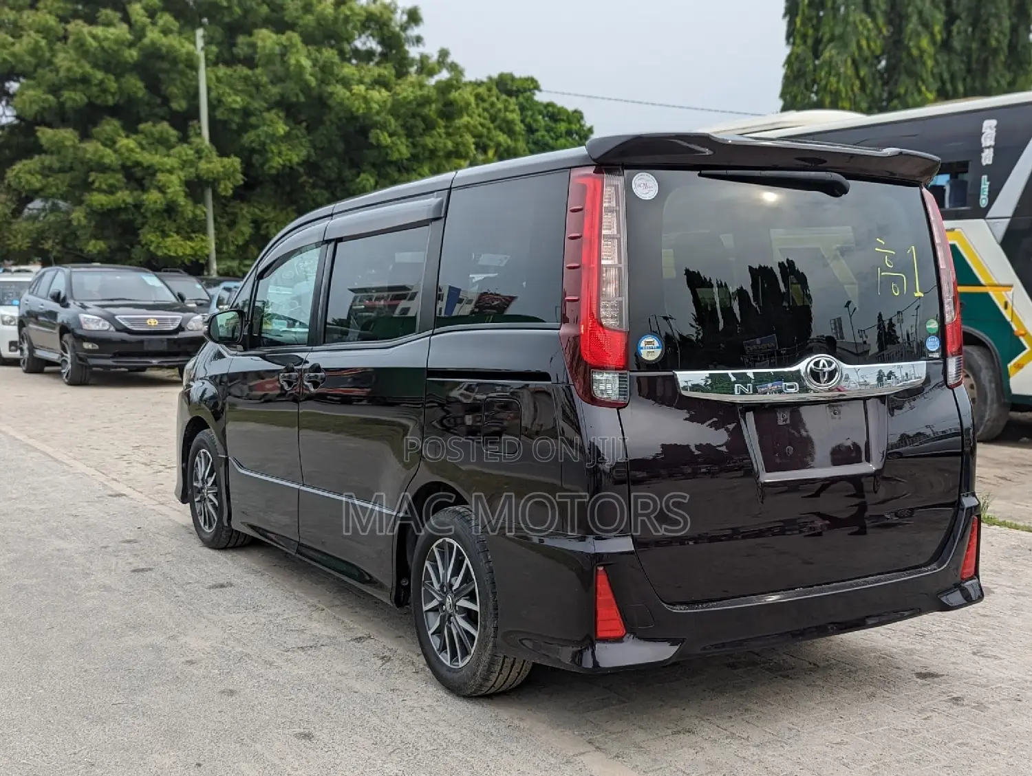 Toyota Noah 2.0 AWD (6 Seater) 2017 Black