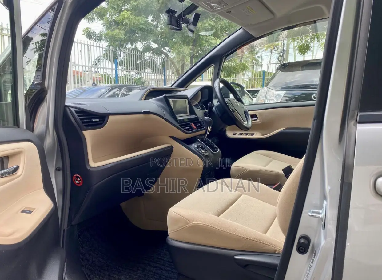 Toyota Noah 2.0 FWD (7 Seater) 2014 Silver