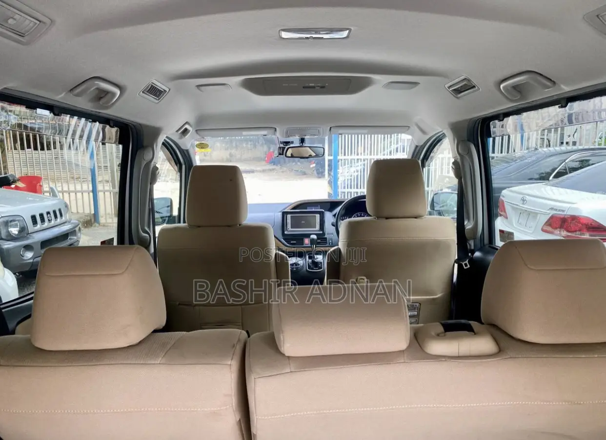 Toyota Noah 2.0 FWD (7 Seater) 2014 Silver