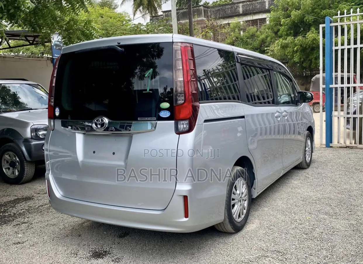 Toyota Noah 2.0 FWD (7 Seater) 2014 Silver