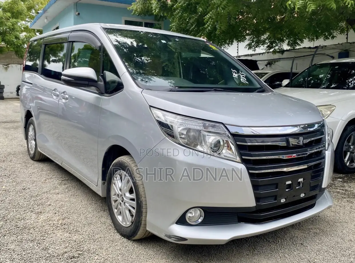 Toyota Noah 2.0 FWD (7 Seater) 2014 Silver