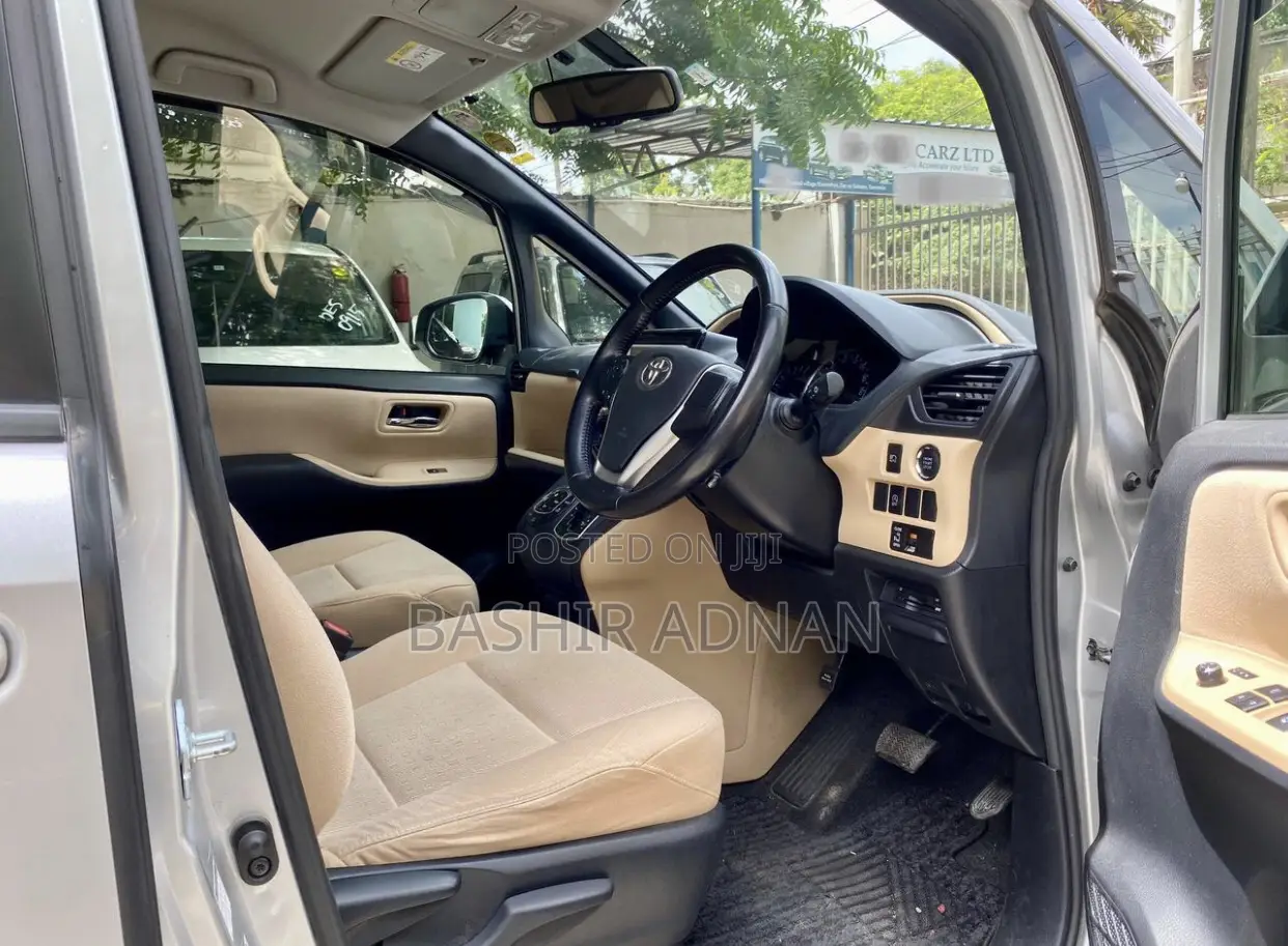 Toyota Noah 2.0 FWD (7 Seater) 2014 Silver