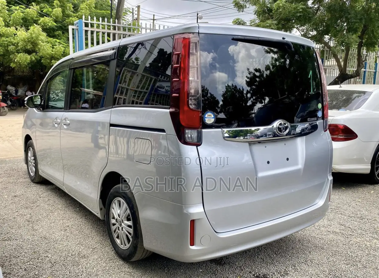 Toyota Noah 2.0 FWD (7 Seater) 2014 Silver