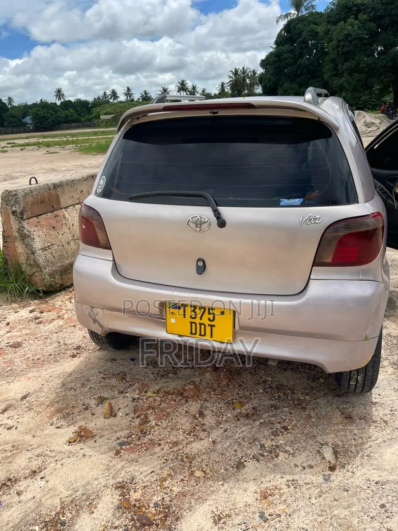 Toyota Vitz 2001 Silver