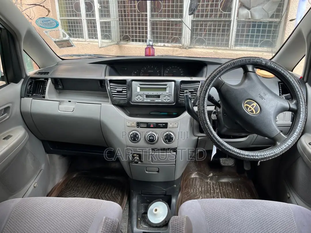 Toyota Noah 2.0 AWD (8 Seater) 2003 Silver