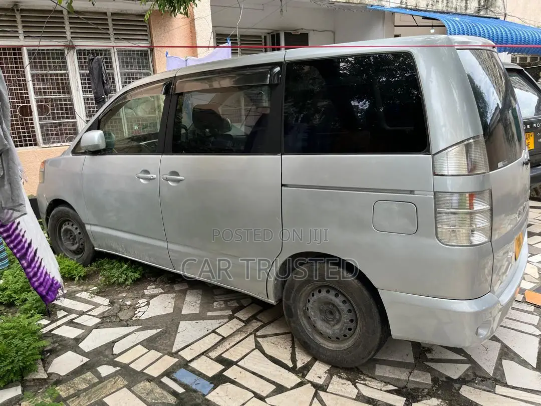 Toyota Noah 2.0 AWD (8 Seater) 2003 Silver
