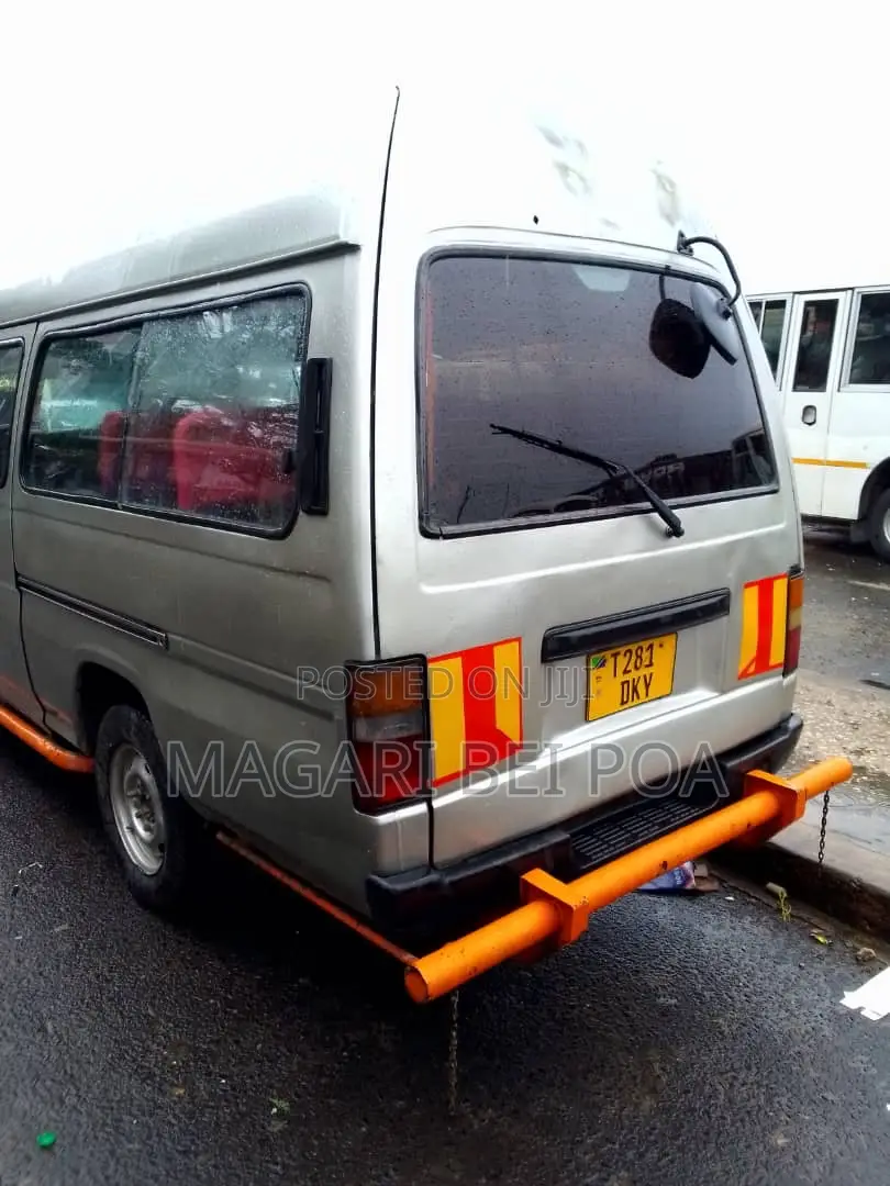 Nissan Caravan (Urvan) 2005 Silver