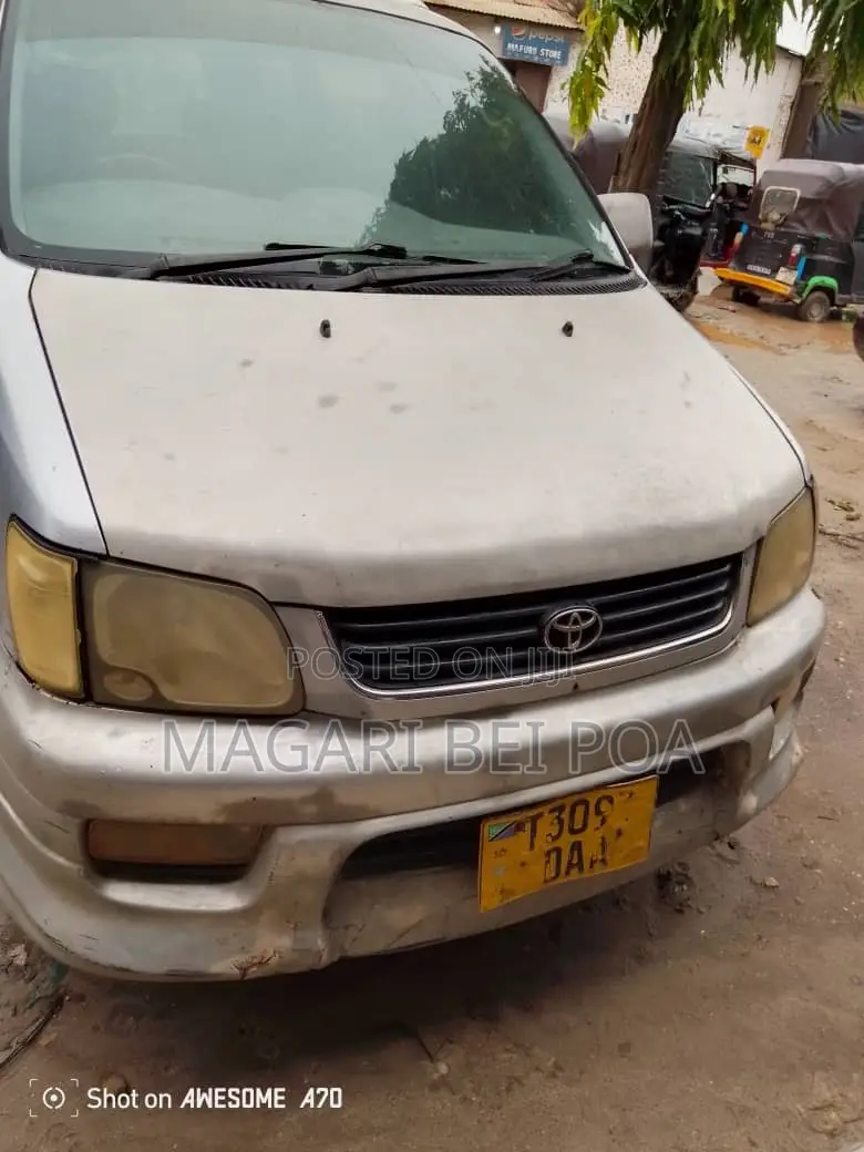 Toyota Noah 2005 Silver