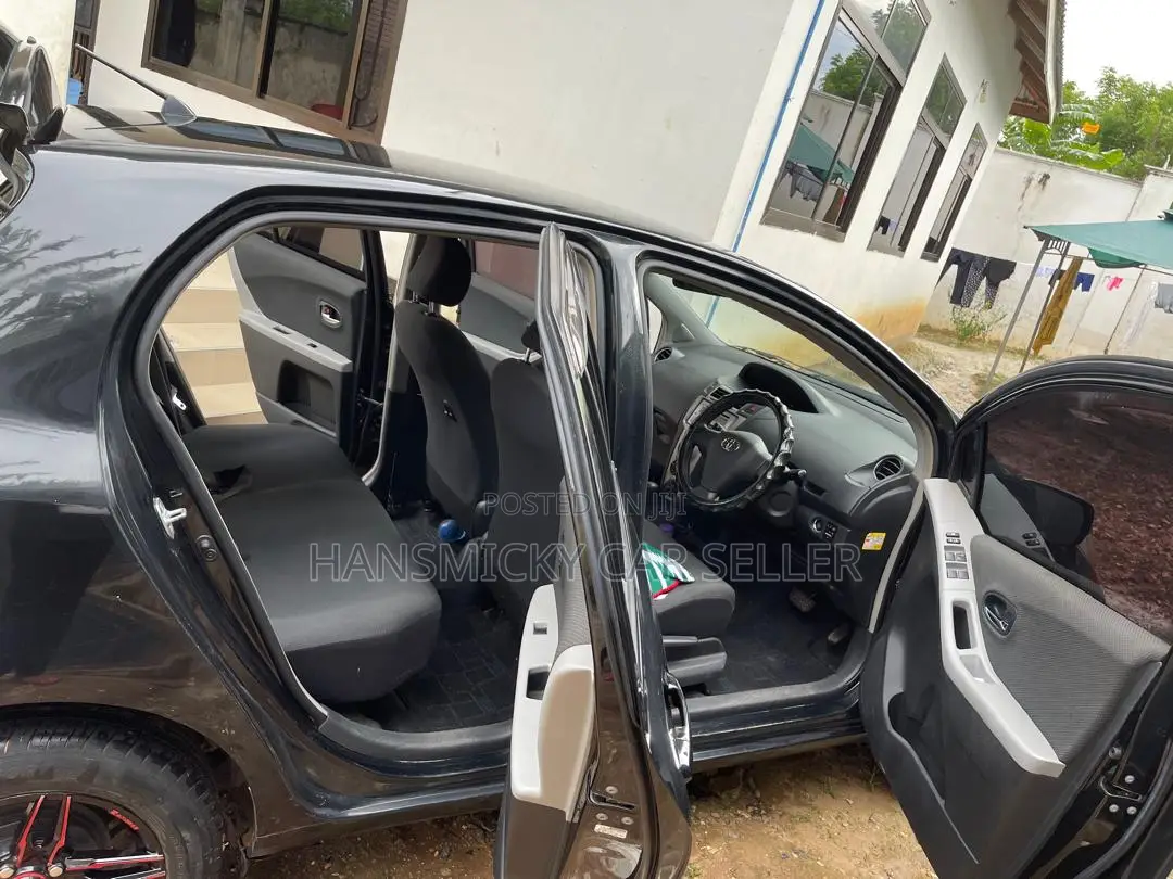 Toyota Vitz 2005 Black