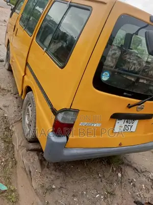 Nissan Vanette 2006 Orange