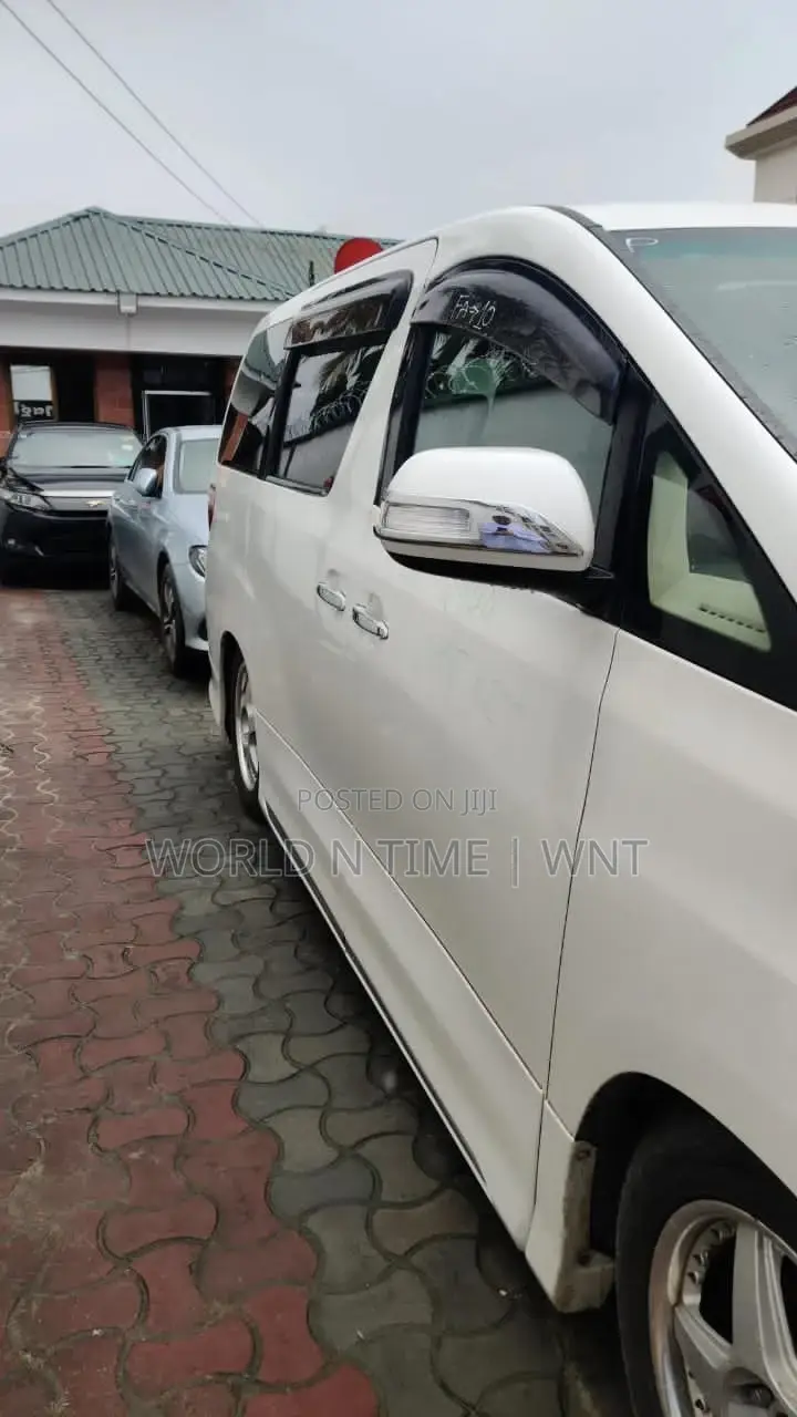 Toyota Vellfire 2009 White