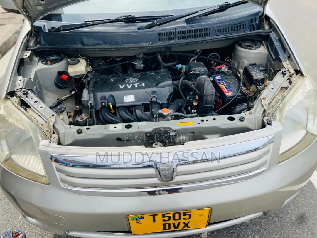 Toyota Raum 2005 Silver