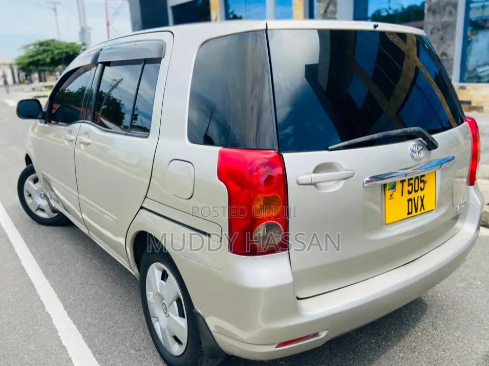 Toyota Raum 2005 Silver