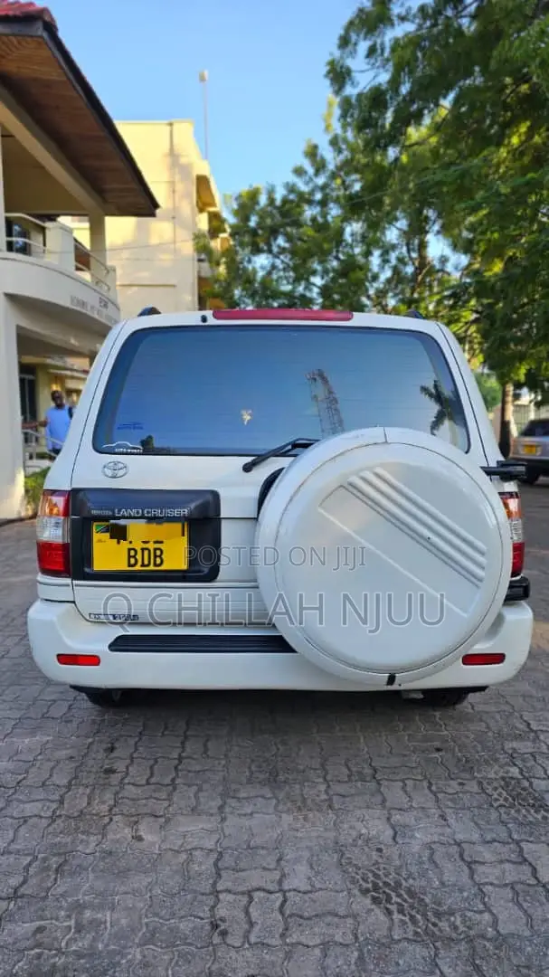 Toyota Land Cruiser 2002 White