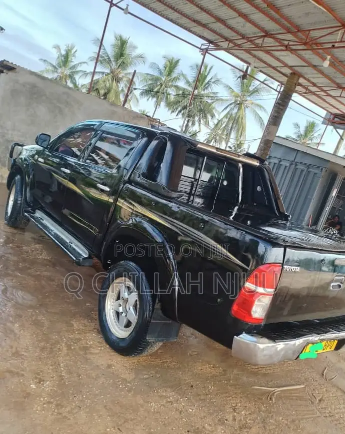 Toyota Hilux 2002 Black