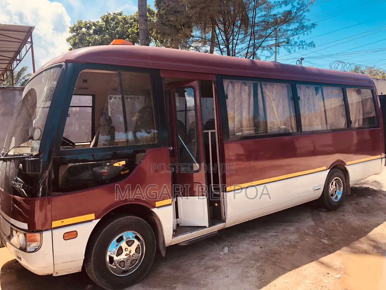 Mitsubishi Fuso Rosa 2000 Red